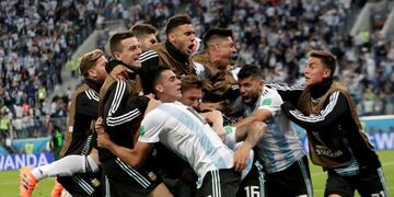 Soccer Football - World Cup - Group D - Nigeria vs Argentina - Saint Petersburg Stadium, Saint Petersburg, Russia - June 26, 2018   Argentina's Marcos Rojo celebrates scoring their second goal with team mates   REUTERS/Henry Romero   TPX IMAGES OF THE DAY\u002E SEARCH \