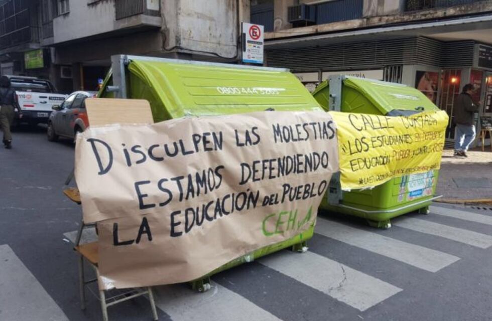 Interrumpida la circulación por calle Entre Ríos frente a Humanidades por una clase pública