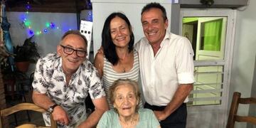 Jorge Barreto junto a sus hermanos y la madre