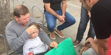 Junto a su hijo se encadenó frente a la Municipalidad de Alta Gracia para pedir trabajo