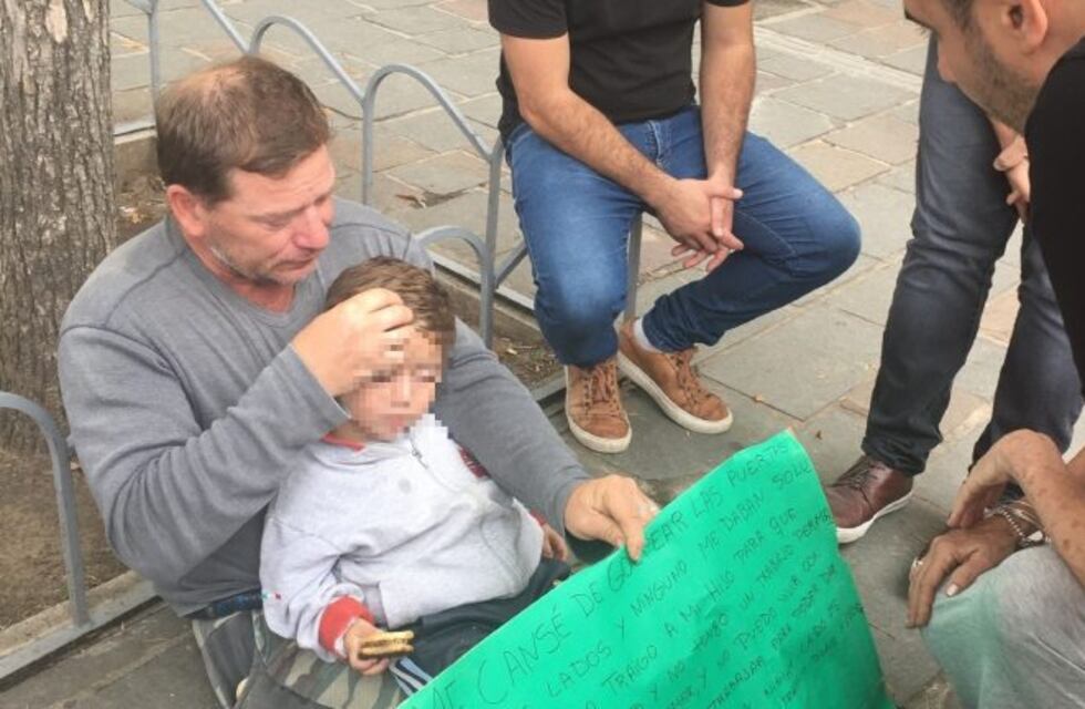 Junto a su hijo se encadenó frente a la Municipalidad de Alta Gracia para pedir trabajo