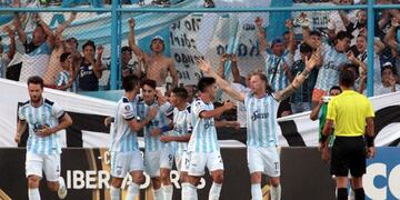 Cristian Menendez (2nd-R) of Argentina's Atletico Tucuman celebrates his team's first goal against Colombia's Junior during their Copa Libertadores football match in the Jose Fierro stadium in Tucuman, Argentina on February 23, 2017. / AFP PHOTO / Walter