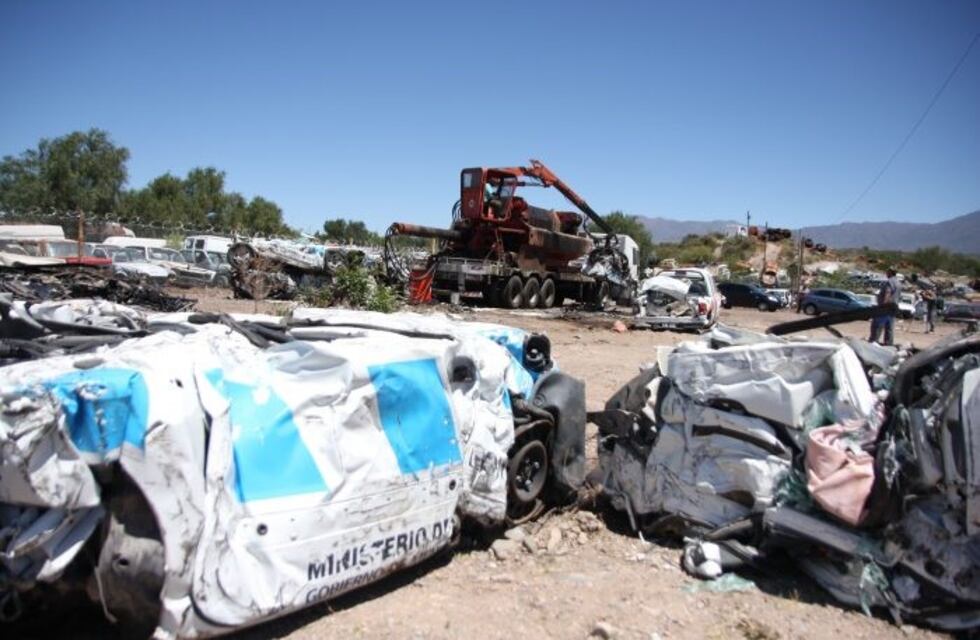 Ya fueron compactados cerca de mil vehículos en la Playa San Agustín