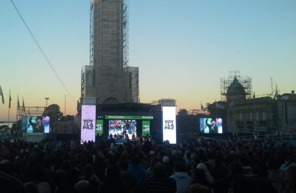 Multitudinario cierre de "Voy por la Paz" con música de León Gieco en el Monumento