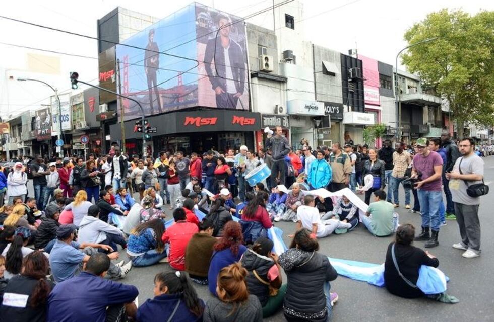 Flores: manteros levantaron la protesta, pero aseguraron que mañana volverán a cortar la avenida Avellaneda