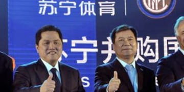 el grupo empresario chino suning compro el club de futbol interrnrnInter Milan President Erick Thohir, left, and Suning Group Chairman Zhang Jindong give thumbs up during a press conference in Nanjing in eastern China's Jiangsu province Monday, June 06, 2