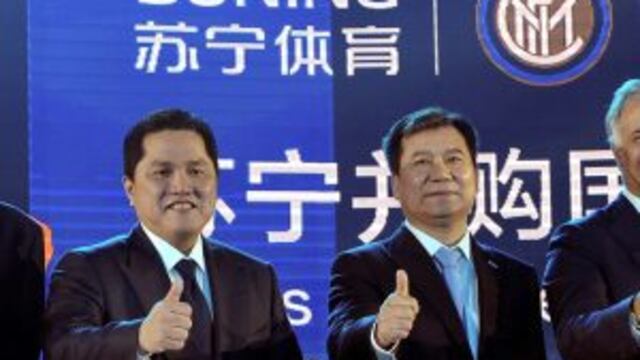 el grupo empresario chino suning compro el club de futbol interrnrnInter Milan President Erick Thohir, left, and Suning Group Chairman Zhang Jindong give thumbs up during a press conference in Nanjing in eastern China's Jiangsu province Monday, June 06, 2