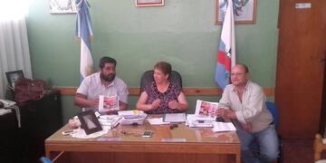 Autoridades de la Municipalidad local en la presentación del evento