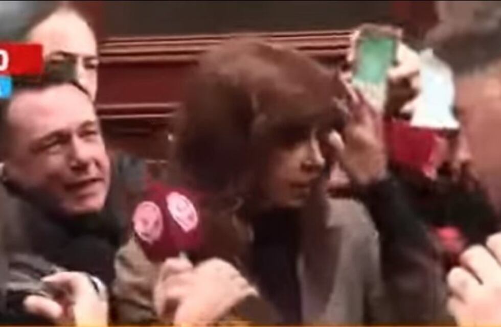 Una periodista golpeó por accidente a Cristina Kirchner y la amenazaron