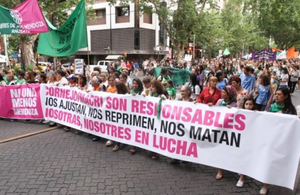 Miles de personas se manifiestan por las calles de Mendoza
