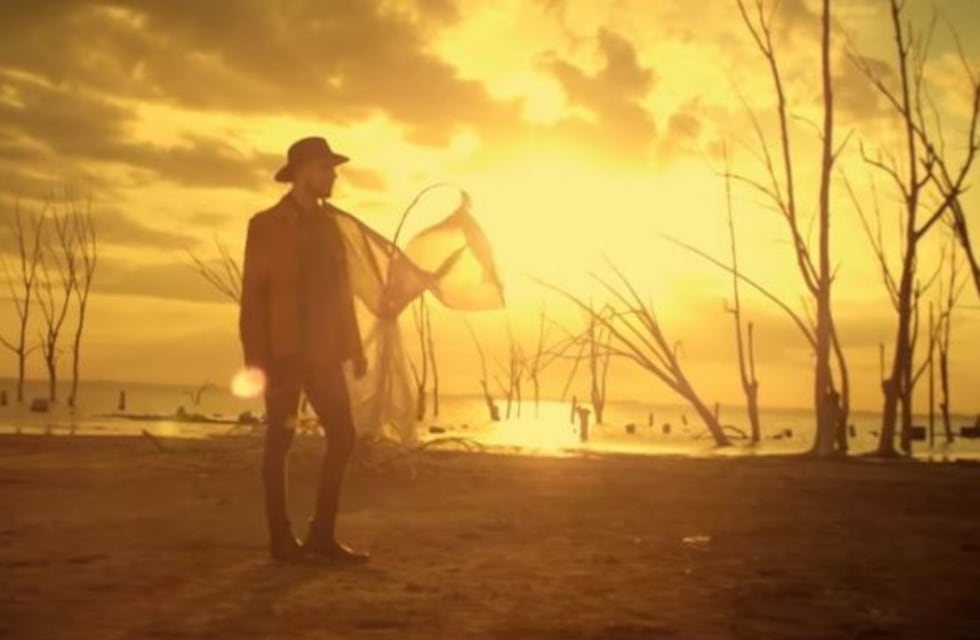 Abel Pintos presentó el impactante video de su tema "Cien Años"