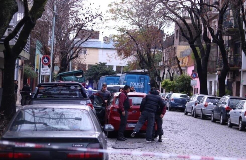 Colegiales: hallaron en la calle el cuerpo de una mujer joven envuelto en frazadas