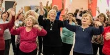 Adultos mayores realizando actividad física