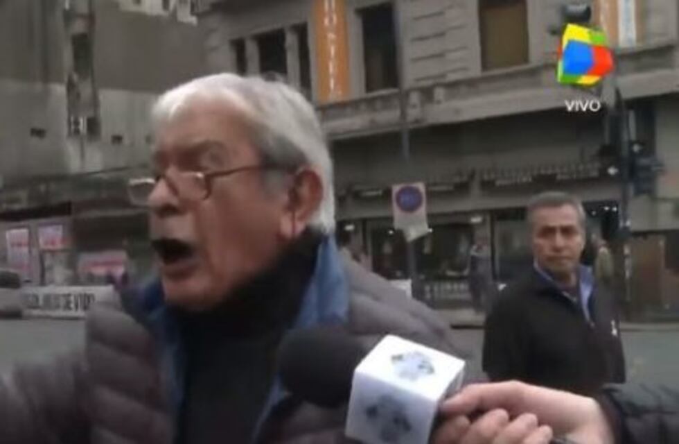 ¡Desencajado! Taxista explotó contra los militantes de Izquierda que protestaron frente al Congreso