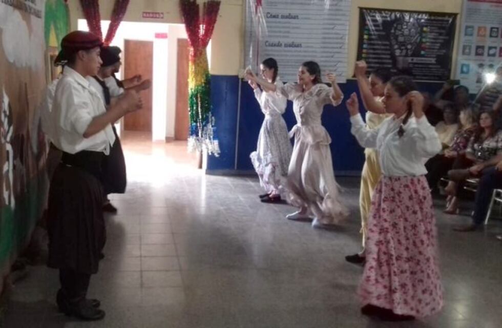 Festejos por el Día de la Tradición en la Esc. Deán G. Funes de El Descanso