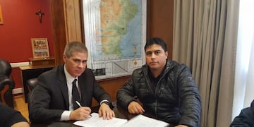 vicegobernador palblo gonzalez y claudio vidal, secretario general del gremio petroleros