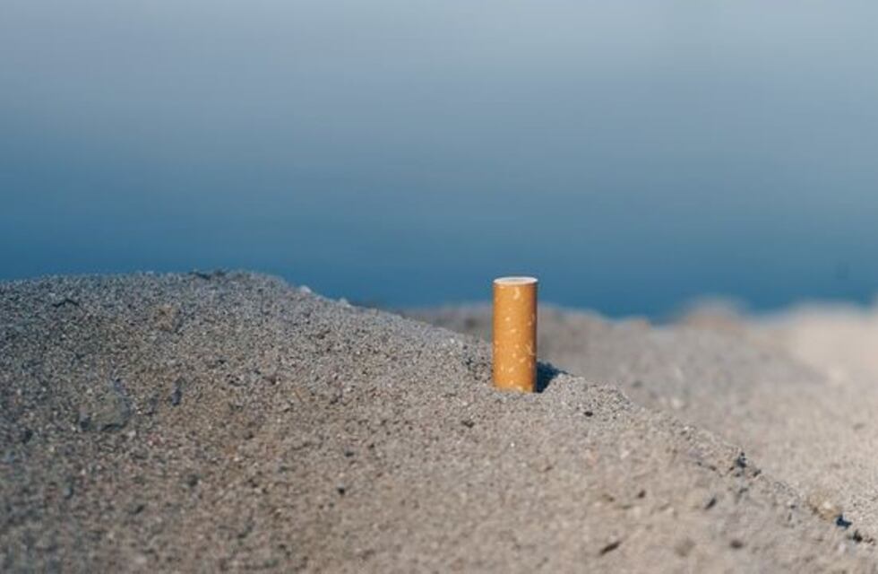 Buscan limitar el consumo de cigarrillos en las playas de la ciudad