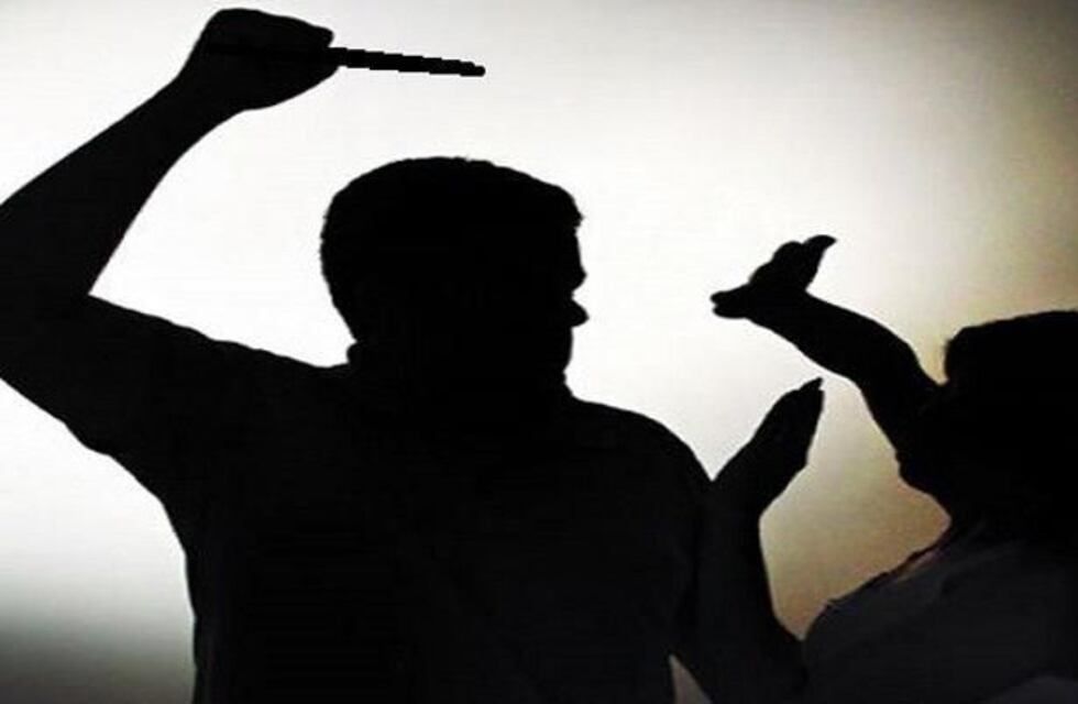 Amenazó a su ex mujer con un hacha y su amigo en defensa lo apuñaló