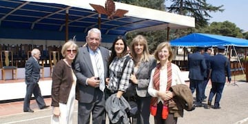 Comodoro Miguel Navarro junto a su familia en un acto de la Fuerza Aérea