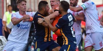 El ex San Lorenzo recibió la tarjeta roja después de una pelea con Federico Mancinelli\u002E (Marcelo Carroll)