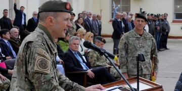 El teniente general Claudio Pasqualini, más atrás, el general de brigada Osvaldo José Suárez\u002E Pablo Presti - La Nueva