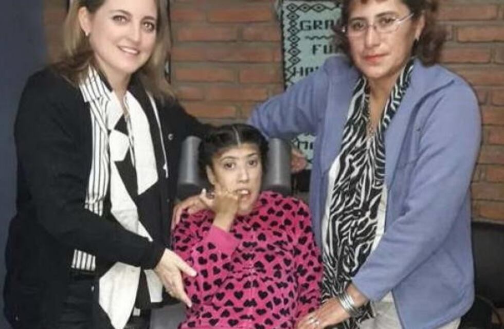 La Fundación Hamburgo entregó las donaciones a una joven con encefalopatía