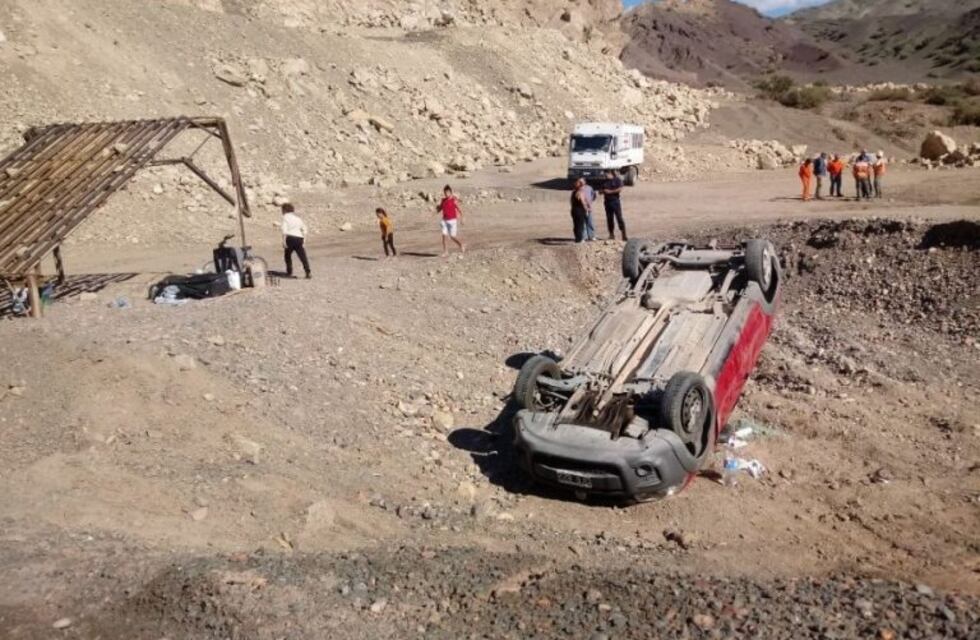 Se le desinfló una rueda y volcó en una ruta peligrosa: todos ilesos