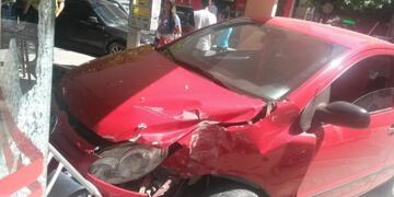 Un auto se incrustu00f3 en una panaderu00eda en Cu00f3rdoba.