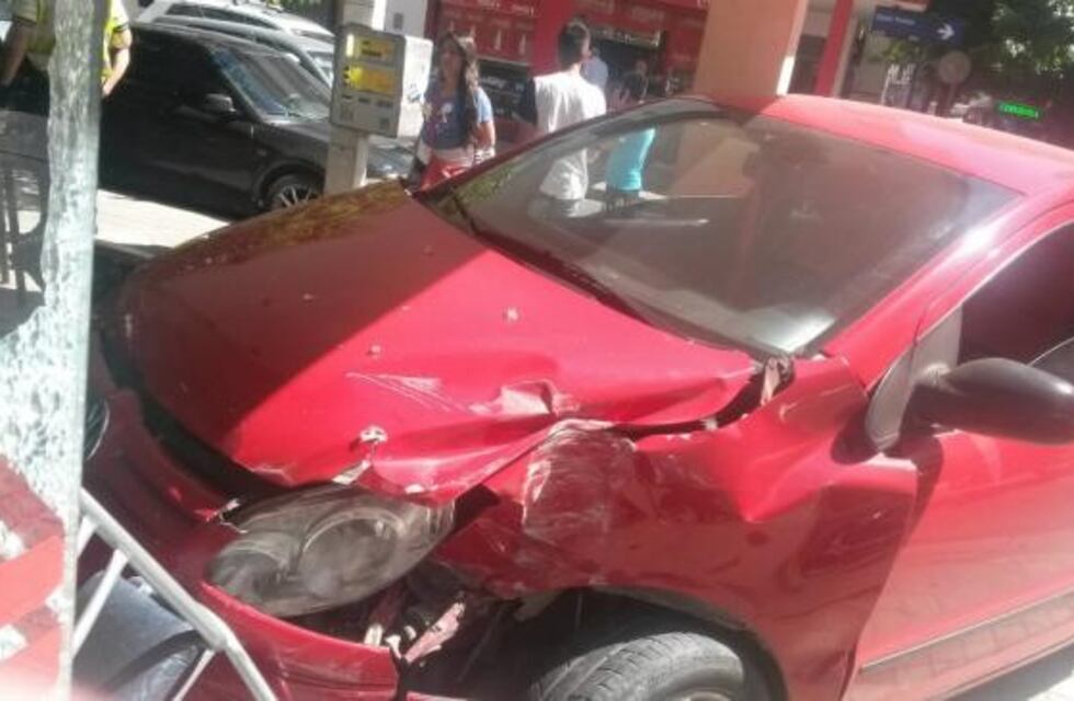 Un auto chocó un colectivo y terminó incrustado en una panadería
