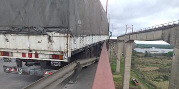 Camión despistado RN12\nCrédito: Bomberos Ceibas