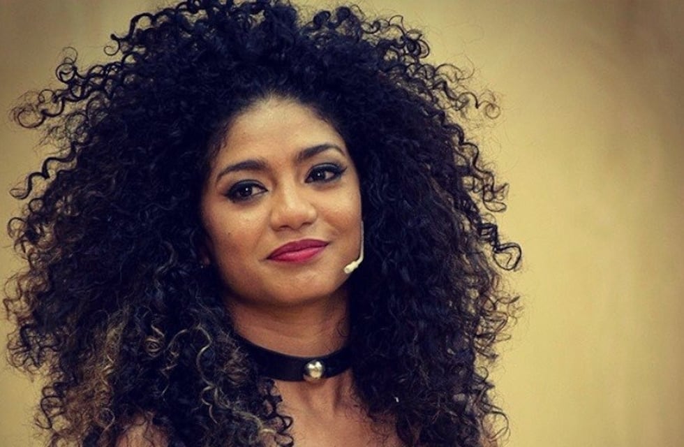 Kate Rodríguez posó sin corpiño y desde la cama: "No hay poder humano que me saque de aquí"