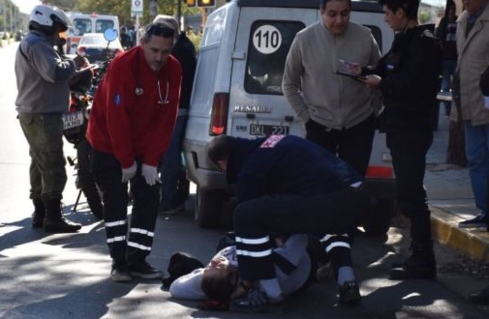 Dio marcha atrás y se llevó puesto a una mujer que cruzaba por la calle