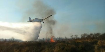 Avión hidrante combate el fuego en Jujuy