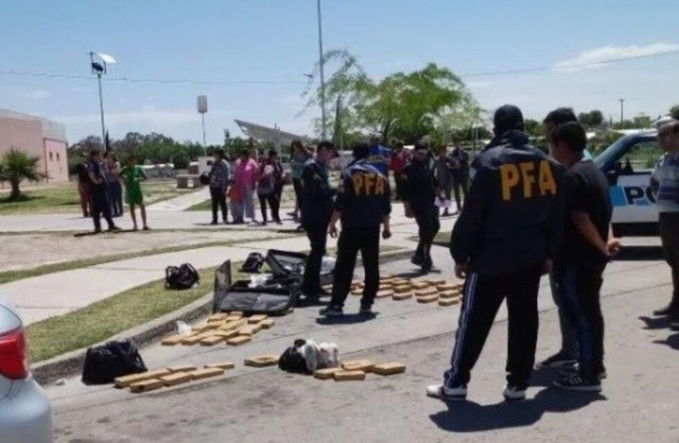 Dos mujeres y un nene viajaban en colectivo con unos 60 kilos de marihuana