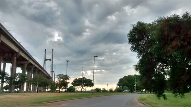 Cabecera del Puente Rosario-Victoria ante un frente de tormenta.