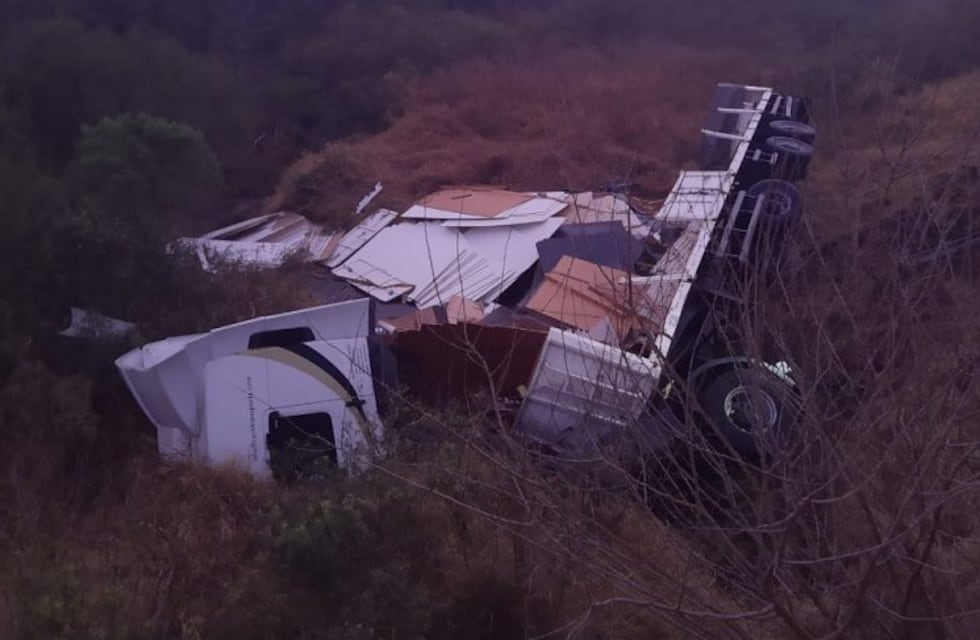 Camionero se salvó de milagro tras volcar en Ruta 18