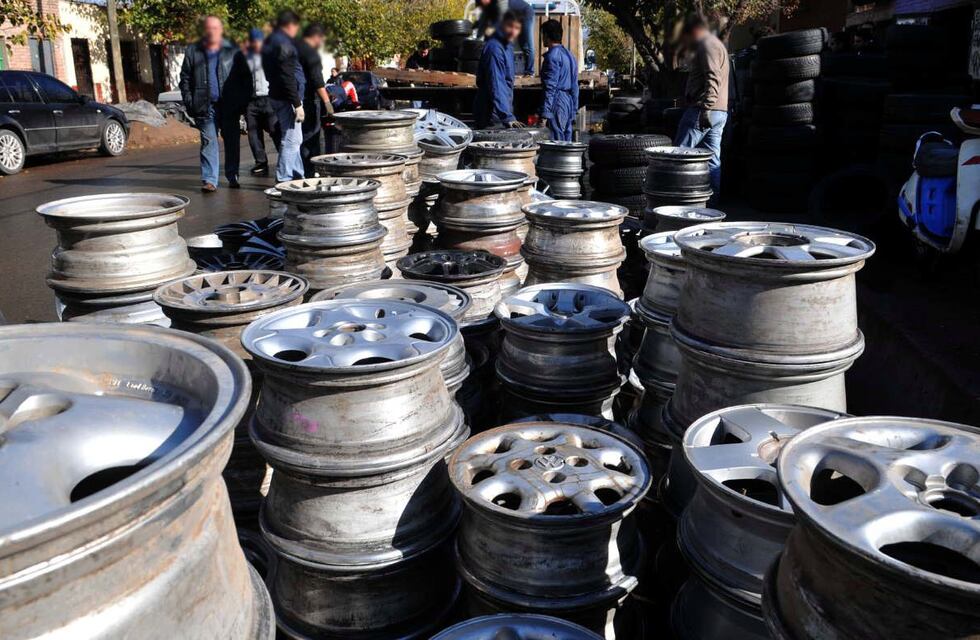 Allanamientos por robo de cubiertas: dos detenidos y siete demorados