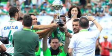 BRA19. CHAPECu00d3 (BRASIL), 21/01/2017 - Los jugadores de Chapecoense supervivientes del accidente Neto (i), Jakson Follmann (c), Alan Ruschel (d), reciben el trofeo de la Copa Sudamericana hoy, su00e1bado 21 de enero de 2017, momentos antes del partido amistoso