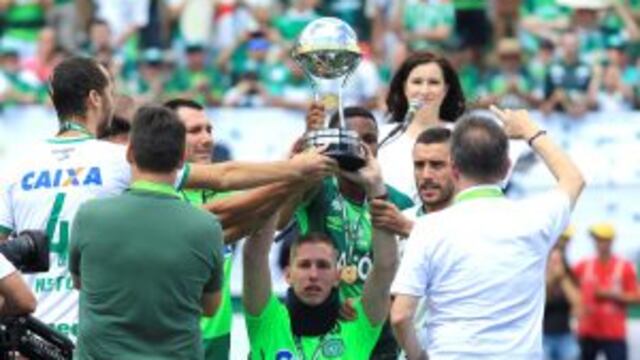 BRA19. CHAPECu00d3 (BRASIL), 21/01/2017 - Los jugadores de Chapecoense supervivientes del accidente Neto (i), Jakson Follmann (c), Alan Ruschel (d), reciben el trofeo de la Copa Sudamericana hoy, su00e1bado 21 de enero de 2017, momentos antes del partido amistoso