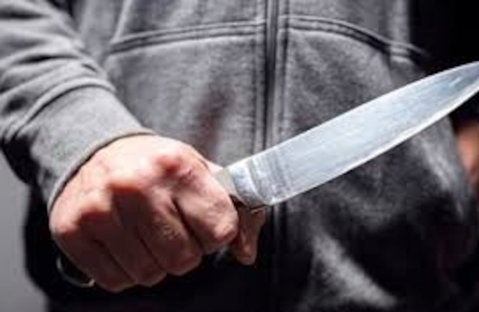 Hombre alcoholizado amenazó a familiares y personal policial con un cuchillo