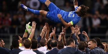 Andrea Pirlo tuvo su merecida despedida del fútbol en Milán, pero luego fue escrachado en un total estado de ebriedad\u002E / AFP PHOTO / MARCO BERTORELLO