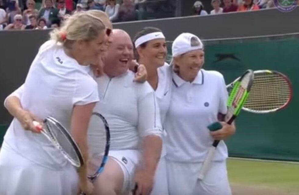 ¡Le salió el tiro por la culata! Cansó a las tenistas con sus gritos, lo invitaron a jugar e hizo un auténtico papelón