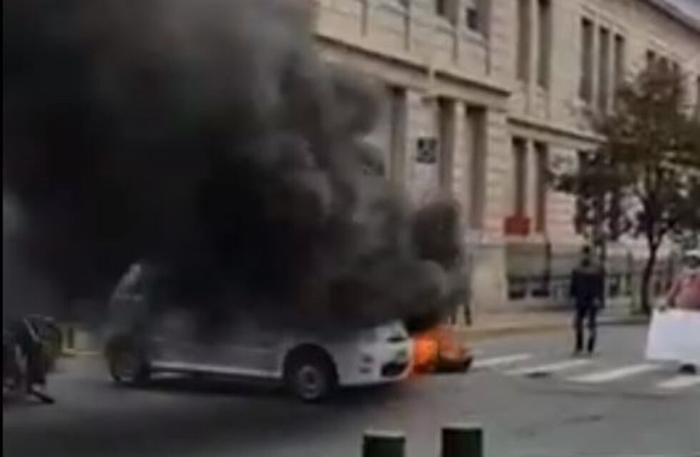 Vendedores ambulantes de Paraná queman cubiertas frente a la Municipalidad