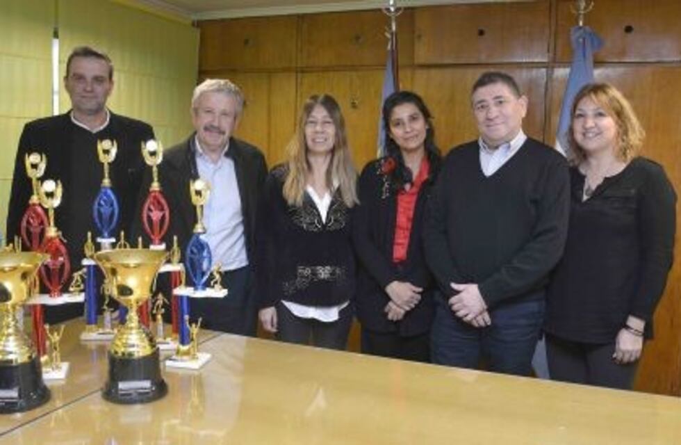 Realizaron donación de los trofeos para la Copa 60 Años