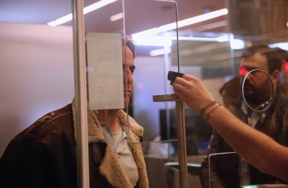 Expulsaron del país al abogado italiano condenado a diez años de prisión por abusar de su hija