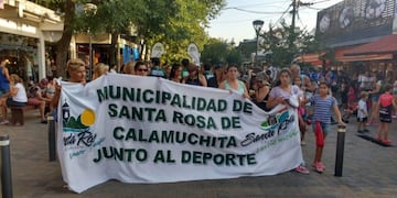 El desfile de deportistas estuvo organizado por el Area Deportes de la Municipalidad de Santa Rosa