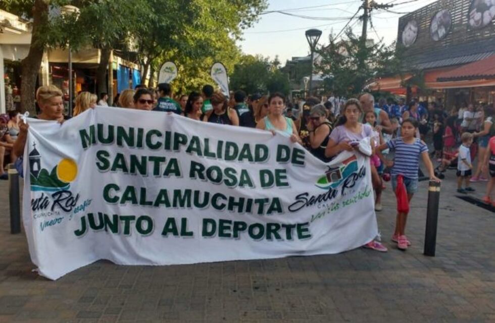 Santa Rosa: deportistas desfilaron por la calle principal de la ciudad