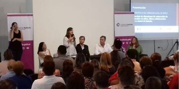 Patricia Chialvo junto al ministro de Desarrollo Social, Danilo Capitani, el intendente Luis Castellano y la representante del área de minoridad local, Jorgelina Donatti (Vía Rafaela)