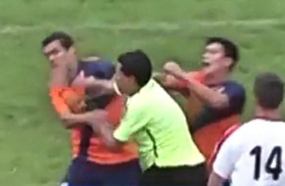 Jugadores y árbitro a las trompadas tras un empate en la Copa Santa Fe