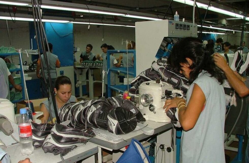 Luego de que Nike anunciara su retiro de Argentina, trabajadores de la fábrica Dass continúan preocupados
